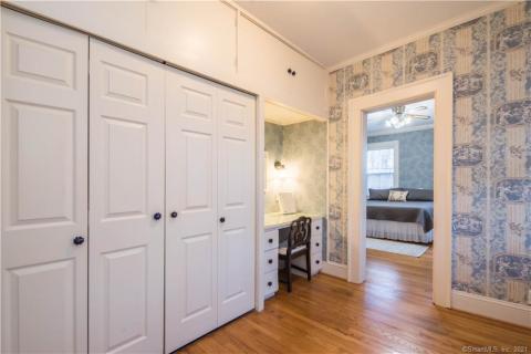 Mater bedroom walk-in changing closet