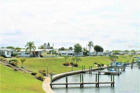 Beautiful views of the Marina. Beautiful views of the Marina.