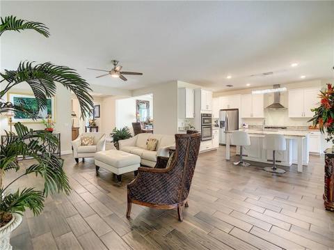 Gallery Area with 10' Tray Ceilings