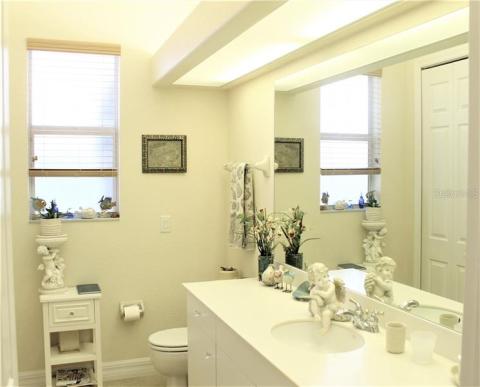Guest bath with tub/shower combo