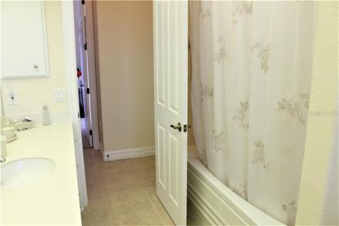 Guest bath with tub/shower combo