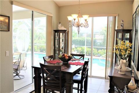 Dinette with a view of the pool