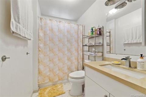 Front house hallway full bath