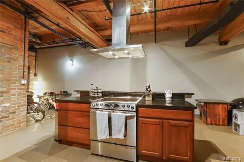 Kitchen Island with Free Standing Range and Oven