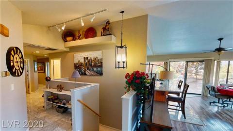 Large-Master-Bdrm-with-sitting-area