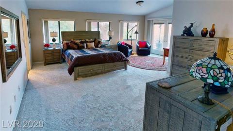 Master-bedroom-sitting-area