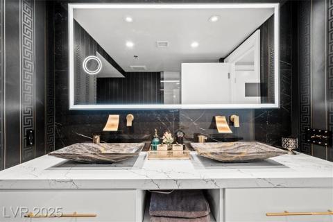 Bathroom with backsplash, double vanity, SMART MIRROR Bathroom with backsplash, double vanity, SMART MIRROR
