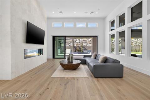 Open concept family room with stackable sliding doors to outdoors Open concept family room with stackable sliding doors to outdoors