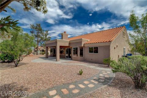 This desert dwelling features a extended patio, lush landscaping. This desert dwelling features a extended patio, lush landscaping.