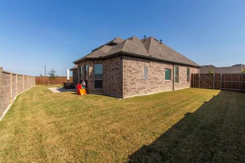 Plenty of yard on side with gate to front