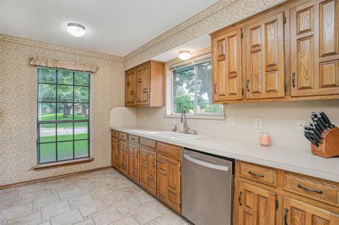 over-sized breakfast room with vaulted ceiling