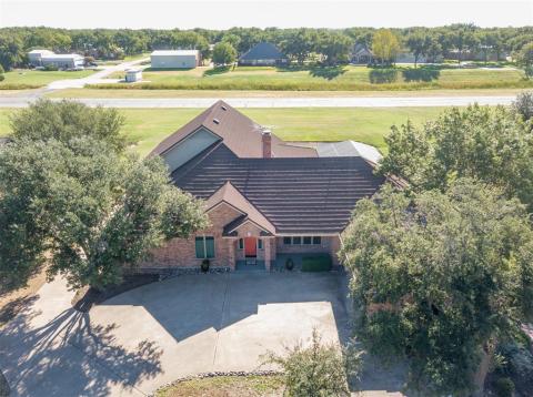 Convenient circle drive in front.