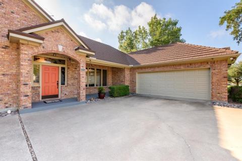 Nice curb appeal. Circle drive in front.