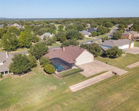 This shot faces west, with a glimpse of Comanche Peak.