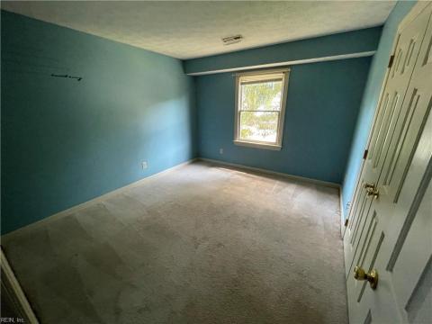 Screened in porch for relaxing bug-free evenings! Brand new ceiling fan.