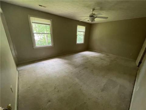 Screened in porch for relaxing bug-free evenings! Brand new ceiling fan.